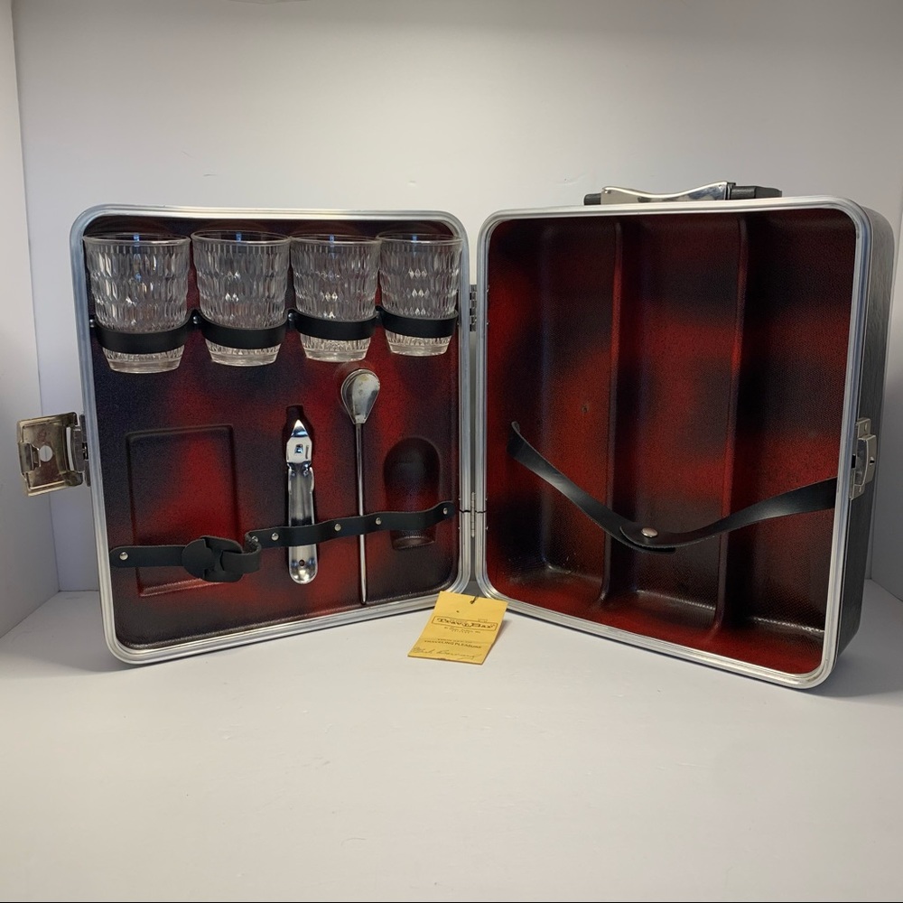 Vintage Ever Wear Travel Bar set with Key